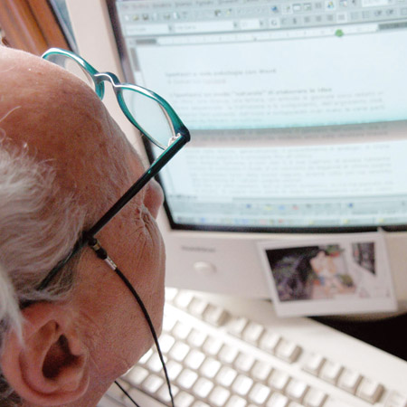 Persona anziana davanti al monitor di un computer.